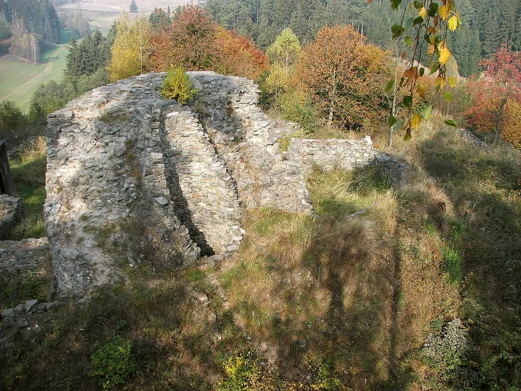 Dominantou Lísku je válcová věž.