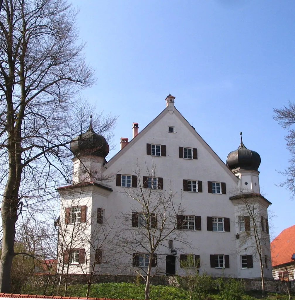 Siegenburg, Landkreis Kelheim, Niederbayern: Das von dem 1586 verstorbenen Siegenburger Ratsherrn Pilbis an Stelle der zerstörten Burg errichtete Pilbis-Schloss