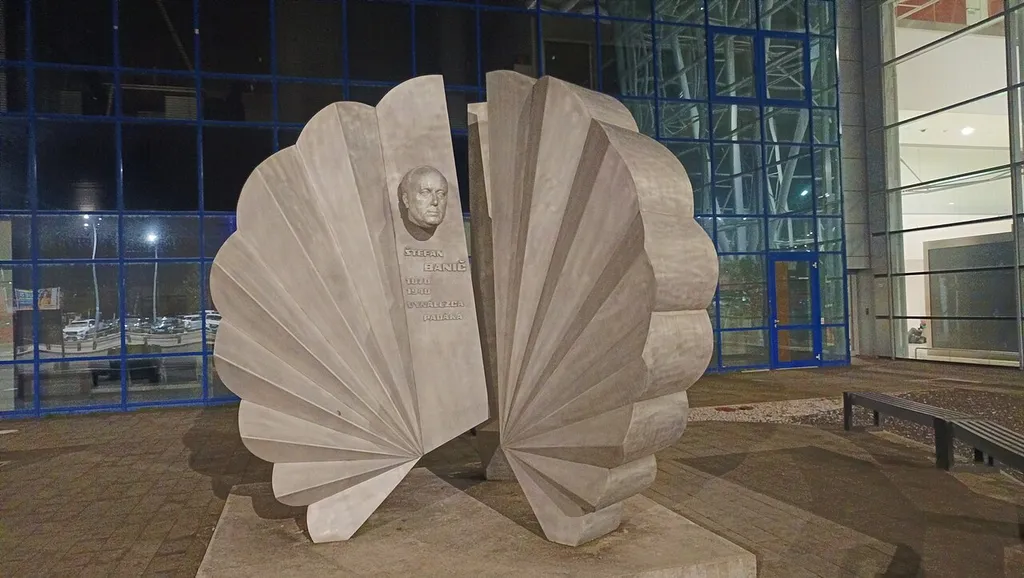 Pomník Štefana Baniča (autor Vladimír Môťovský a Otto Wiesner 1970, odlito z hydronália), Letiště M. R. Štefánika, Bratislava - Ružinov, Slovensko 2026