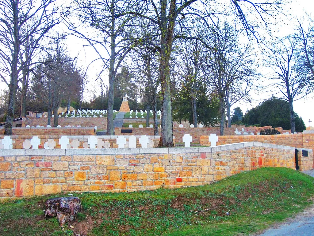 Longuyon war cemetery Deutsch