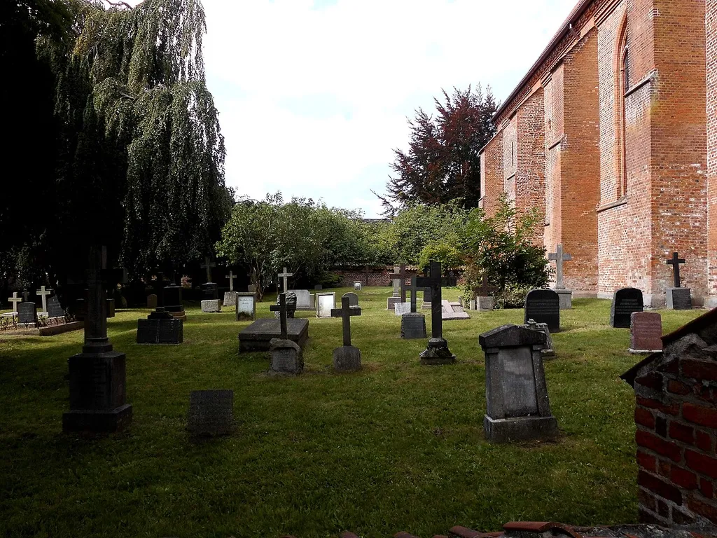 Kirchhof an der Klosterkirche in Preetz.