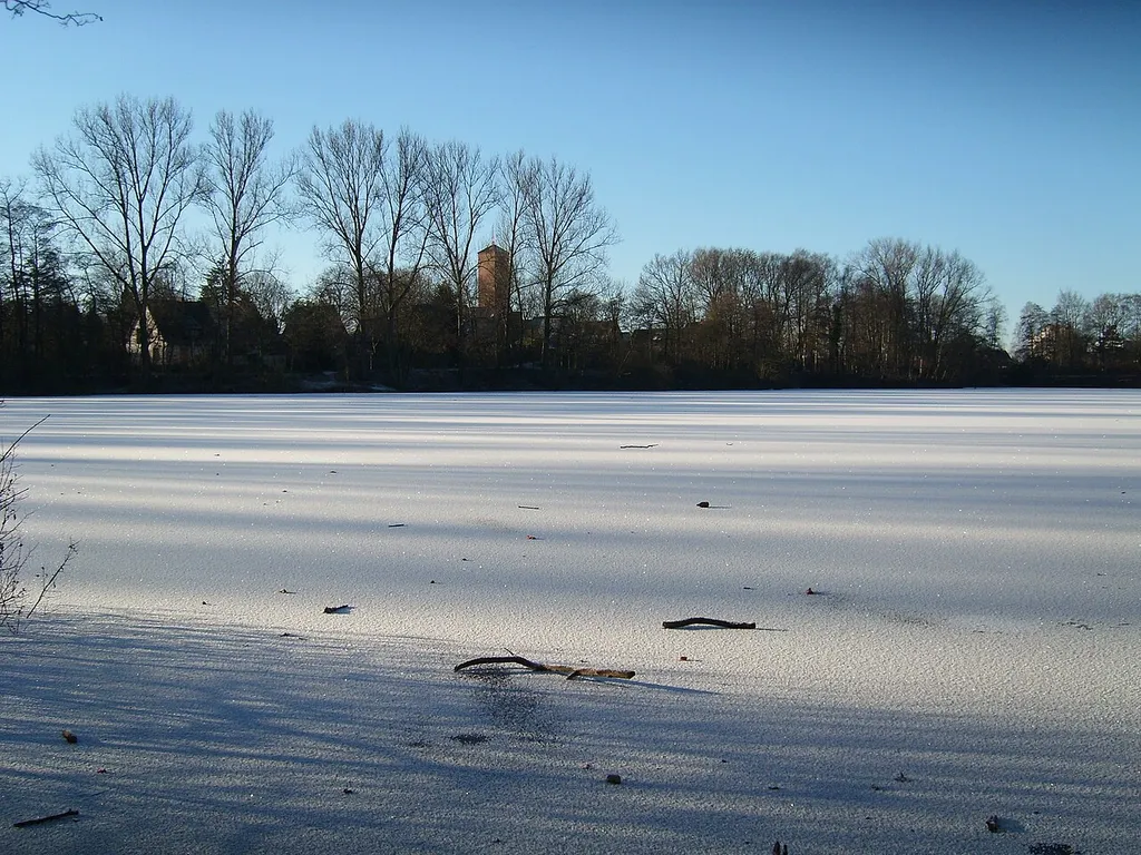 Die Große Tonkuhle im Winter, zugefroren. Im Hintergrund der ehemalige Schlauchturm am Ochsenmarktskamp