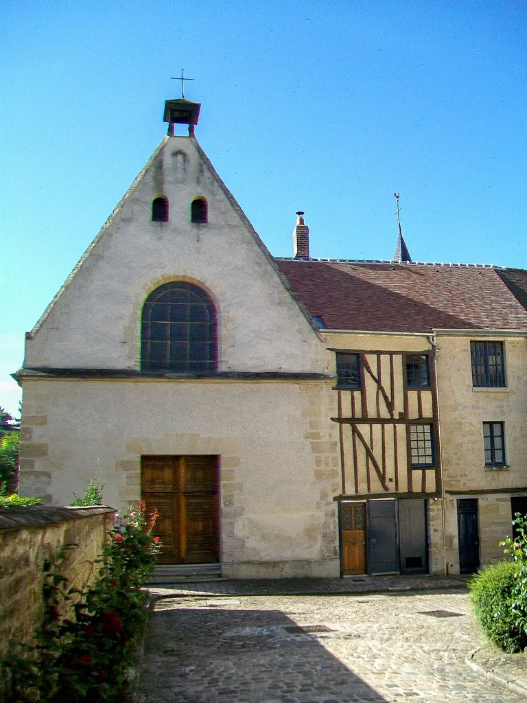 L'église du Carmel de Pontoise, construite en 1610 ; façade nord sur la cour.