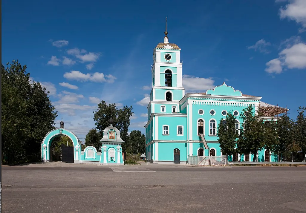 Храм Троицы Живоначальной в Старой Купавне (Московская область, Ногинский район). Двухэтажная одноглавая церковь, декорированная в стиле барокко, выстроенная на средства Д. Я. Земского, внизу тёплый храм Печерской Богоматери. К нижнему храму в 1850-х годах пристроены боковые приделы Илии Пророка и Андрея Первозванного. В 1902—1905 годы над ними надстроены Владимирский и Покровский приделы, сама церковь перестроена в стиле необарокко. Закрыта в 1940 году, венчания сломаны, занята клубом. Открыта в 1991 году, реставрируется.