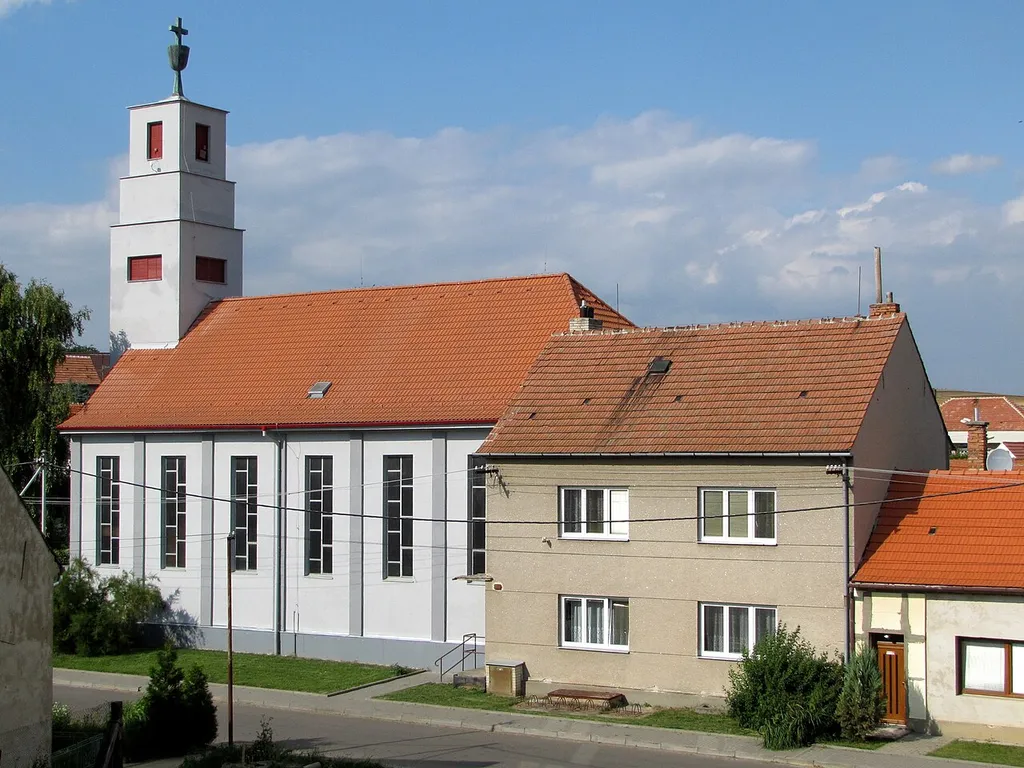 Chrám Spasitele - kostel Církve československé husitské v Hovoranech z roku 1957 a fara (dům vpravo)