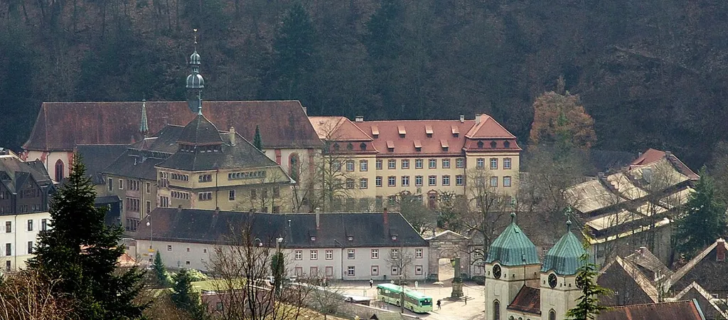 Kloster Lichtenthal in Baden-Baden. Vorne rechts die Türme der evangelischen Lutherkirche Lichtental.
