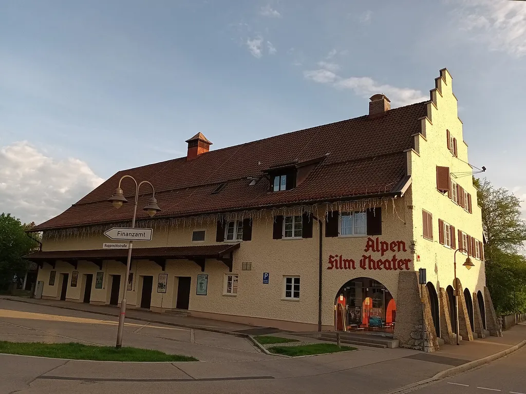 Das Alpenfilmtheater ist ein Kino in Füssen