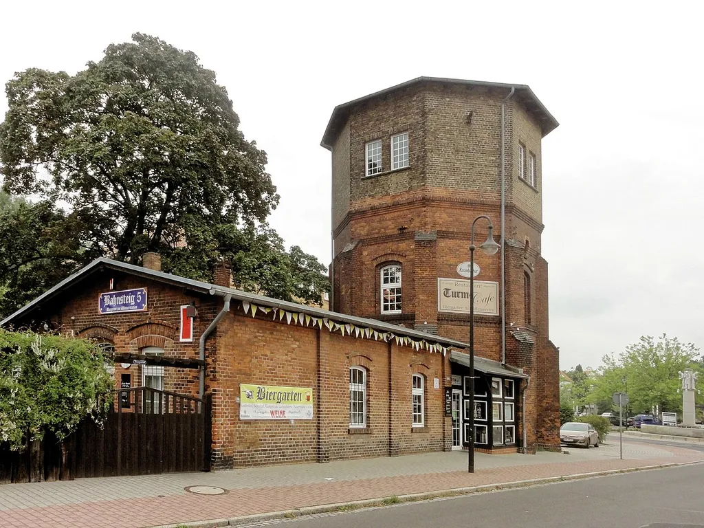 früherer Wasserturm für die Reichsbahn am Bahnhof Weißwasser; heute eine Gaststätte "Turmcafé" mit Biergarten
