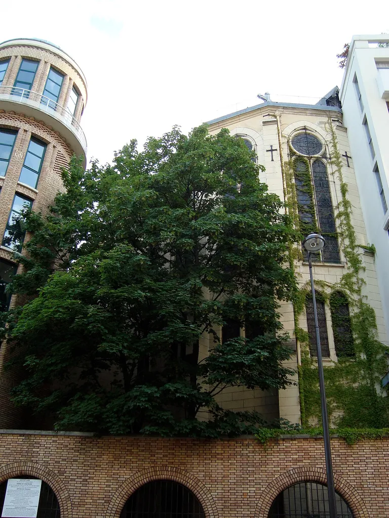 Chapelle Notre-Dame du Liban sise dans l'enceinte de l'Institut Curie, rue Lhomond à Paris. Institut Curie sur la gauche.