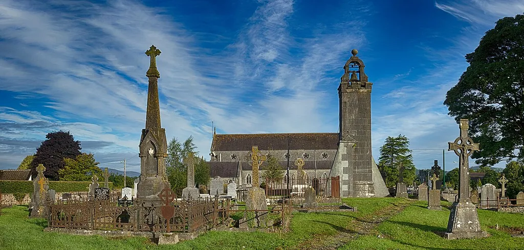 Piltown:on the left in the background the (actual) Catholic Church of the Assumption, built 1889-99; on the right, much nearer, the tower of the old Catholic church, built in 1798. The old church itself has been dismantled after the construction of the actual one.