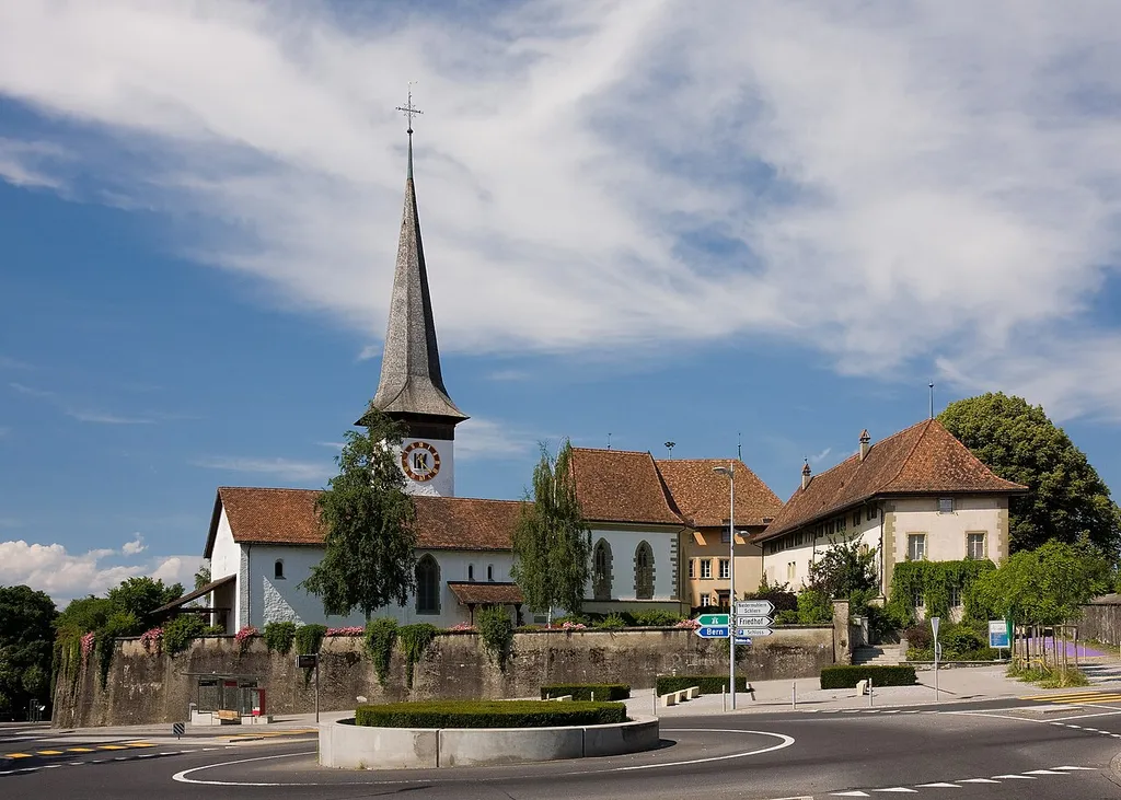 Das «Schloss» von Köniz, links im Bild die protestantische Kirche