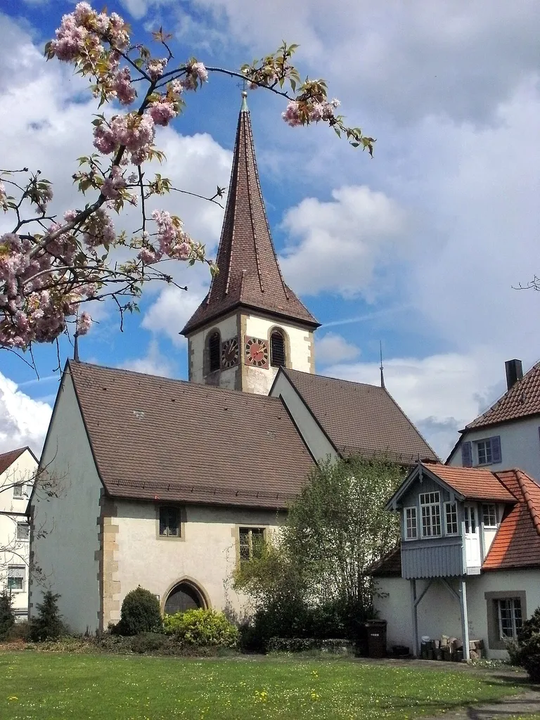 Martinskirche in Remseck-Neckargröningen, Blick aus dem Pfarrgarten von Südwesten