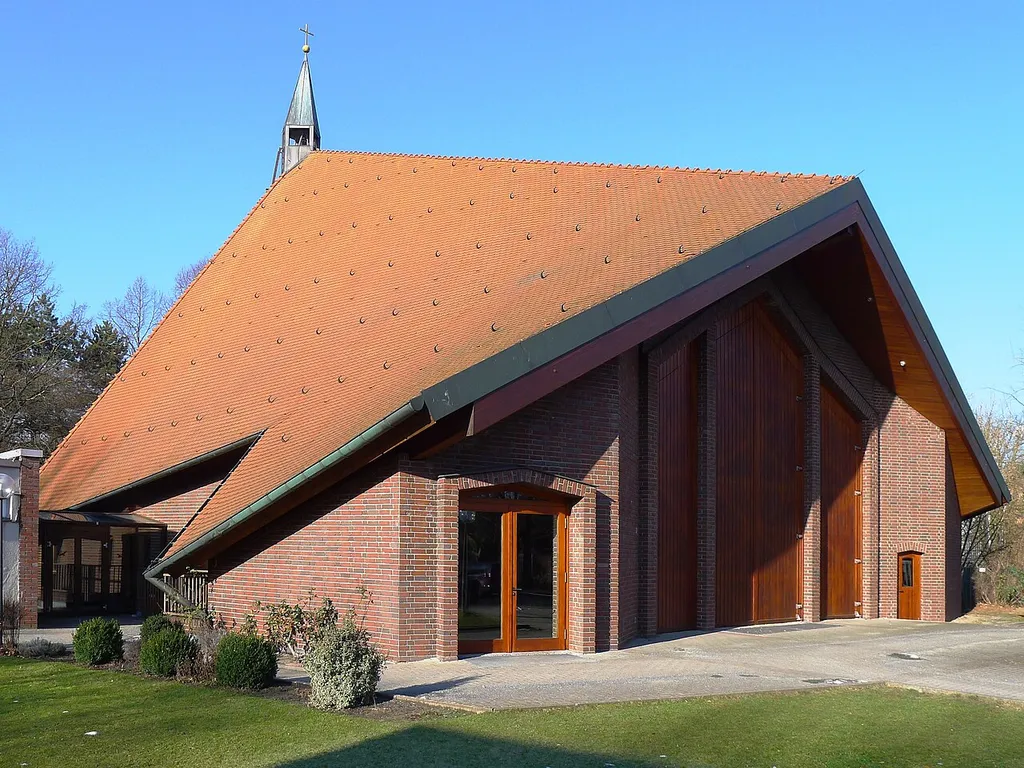 Schrägansicht der Kirche