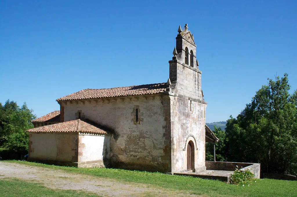 Iglesia de Santa María de Sariegomuerto, concejo de Villaviciosa, Asturias. Iglesia de estilo románico rural catalogada como Bien de Interés cultural