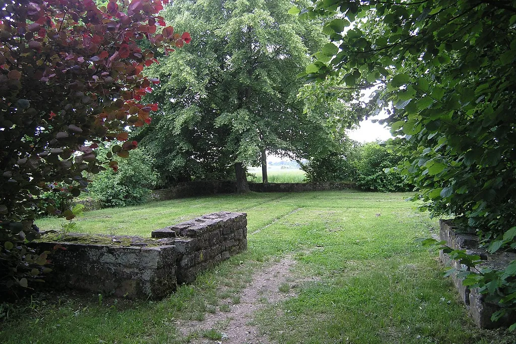 Kleinkastell Rötelsee am obergermanischen Limes; konservierte Mauerstümpfe; Innenbebauung mit Betonplatten angedeutet.