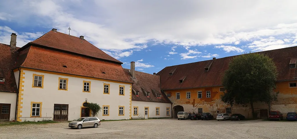 Prielhof 1; Scheyern'sches Klostergut, große, geschlossene Vierseitanlage, zweigeschossiger Hauptbau im Osten mit Mansardwalmdach und erdgeschossigen Flügeln mit Satteldächern, nördlich und südlich angeschlossene, zweigeschossige Wirtschaftstrakte mit Walmdächern, am Nordtrakt zwei vorspringende Walmdachbauten, westlich erdgeschossiger Stallbau mit Satteldach, 1758, nördliche Anbauten 2. Hälfte 19. Jahrhundert, Süd- und Nordtrakt 1912/14 erweitert This is a picture of the Bavarian Baudenkmal (cultural heritage monument) with the ID D-1-86-151-8 (Wikidata)