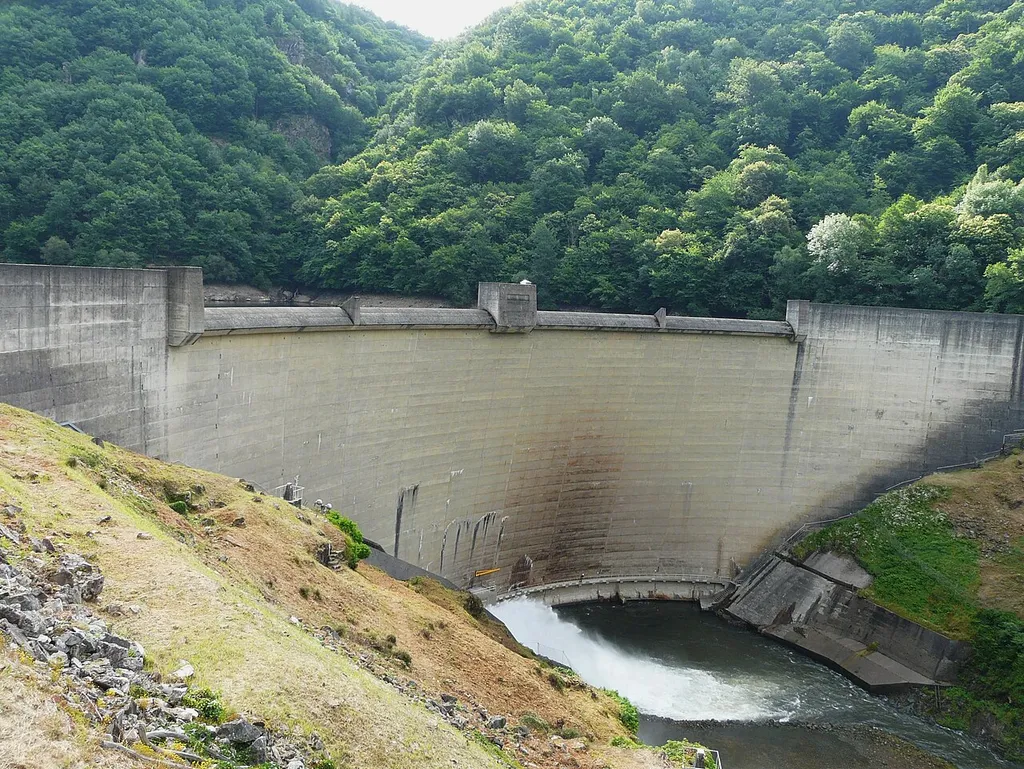 Le barrage de Hautefage entre les communes de Hautefage (au premier plan) et Sexcles (sur l'autre rive), Corrèze, France.
