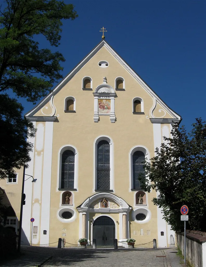 Franziskanerkloster; kath. Klosterkirche Hl. Dreifaltigkeit, barocker Wandpfeilersaal mit ausgeschiedenem Chor, Psallierchor und Dachreiter, von Aichardus Holzleithner, 1733-35; mit Ausstattung; Konventgebäude, dreigeschossige mehrflügelige Anlage mit Walmdächern, etwa gleichzeitig, später verändert; ehem. Friedhofsmauer, Mauer des 1922 aufgelassenen Friedhofs; Kriegergedenkstätte, Steinsarkophag zwischen steinernen kugelbesetzten Stelen, 1927.