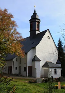 Sachgesamtheit Dorfkirche und Kirchhof Raschau mit folgenden Einzeldenkmalen: Kirche (mit Ausstattung), Aufbahrungshalle, eine Grabanlage, Brunnen und Kirchhofsmauer (siehe Einzeldenkmalliste - Obj. 09267374), Baumbestand mit Allee (Gartendenkmal) so