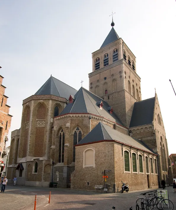 Oostzijde van de Sint-Jakobskerk in Brugge