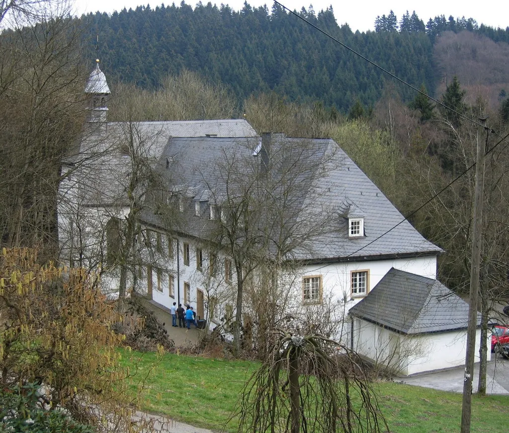 Kloster Brunnen (1721 Klosterausbau durch Kapuzinermönche) mit Wallfahrtskirche St. Antonius von Padua (angebaut 1742 bis 1744) in der Nähe von Brenschede im Ortsteil Sundern-Endorf. Seit 1975 Nutzung durch das Diözesanzentrum der "Katholischen Jungen Gemeinde" im Erzbistum Paderborn.