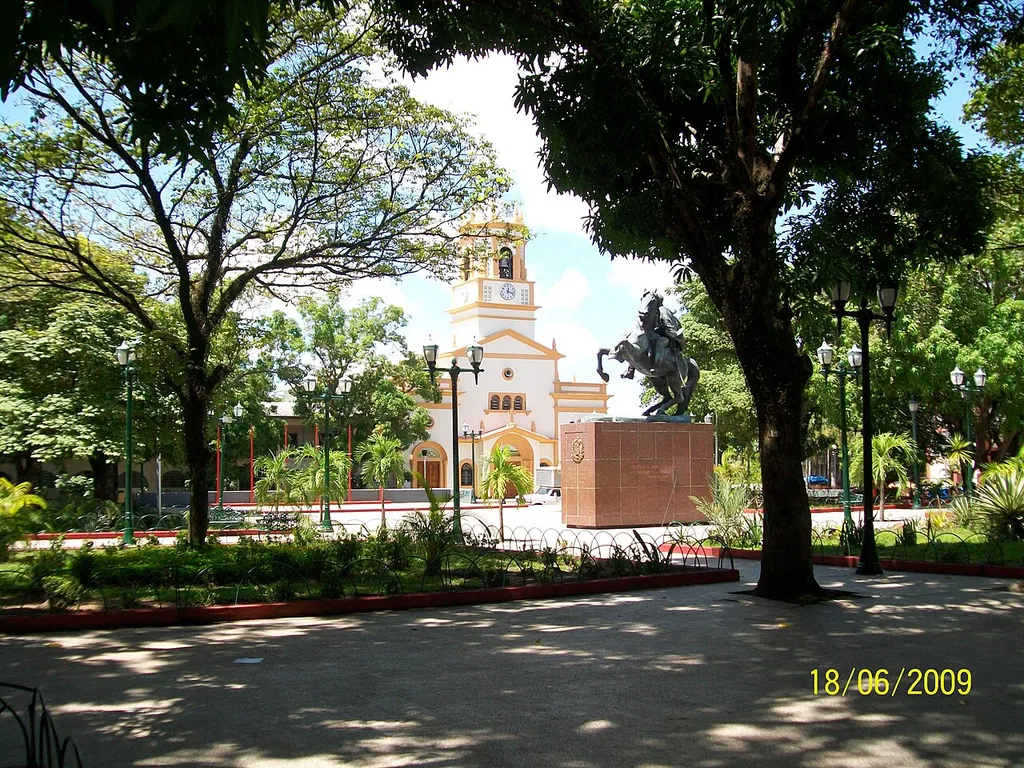 plaza ubicada en el centro de puerto ayacucho forma parte de lared de palzas bolivar a nivel nacional ,tenia que hacerse obligatoriamente,mientras que la catedral maria auxiliadora fue construida por los primeros catolicos que llegaron entre 1954 a 1940 esta area esta administrada por el consejo episcopal de pto.ayacucho