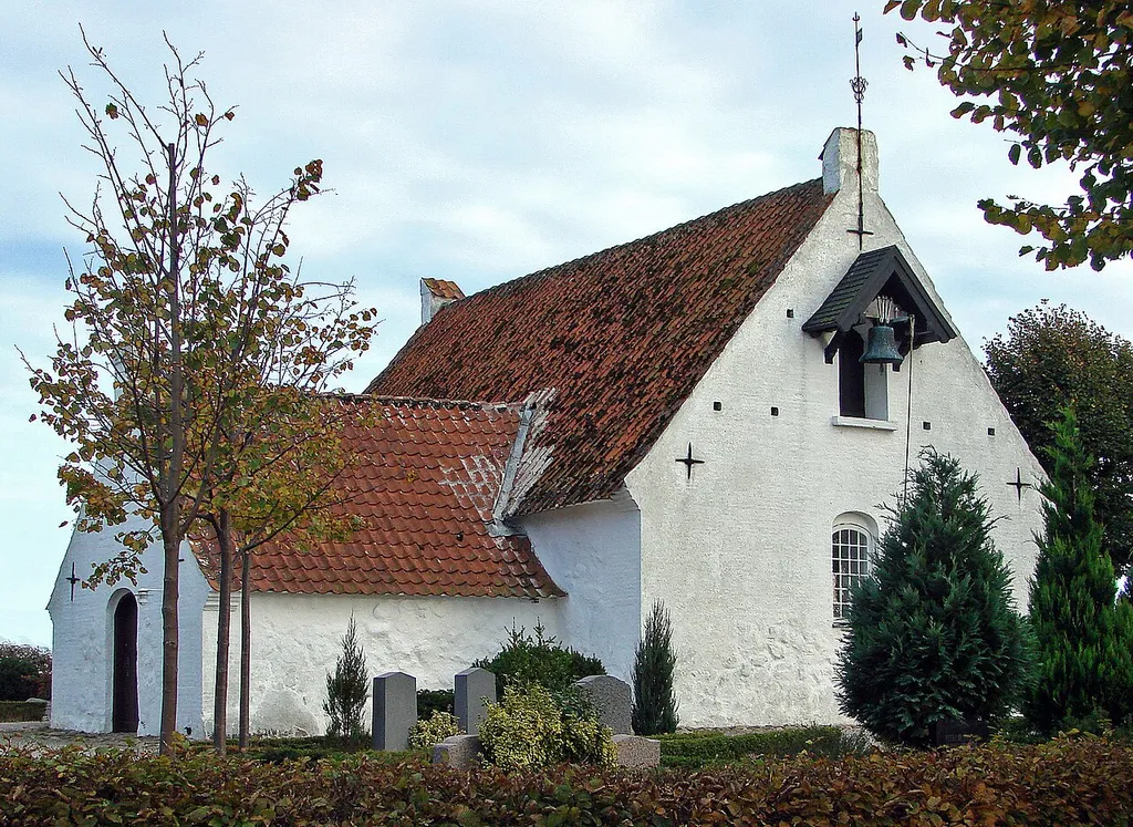 Alrø Kirke set fra nordvest.