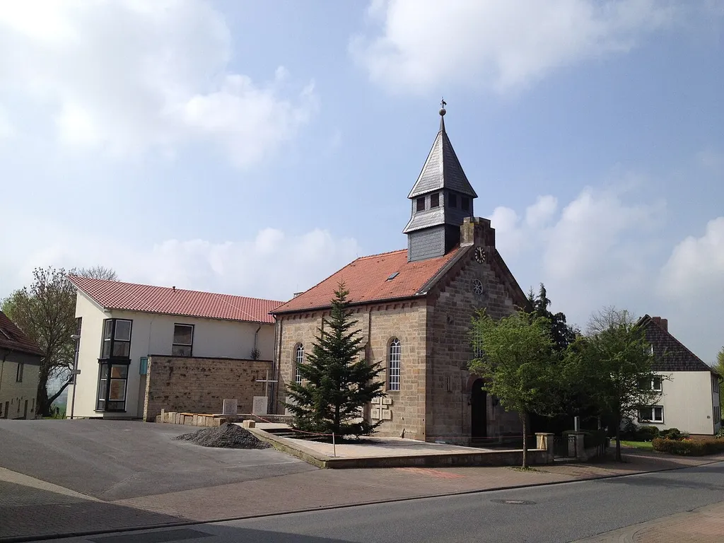 Der Eco Pfad Kulturgeschichte Hertingshausen und Kirchbauna an der evangelischen Elisabethkirche in Hertingshausen