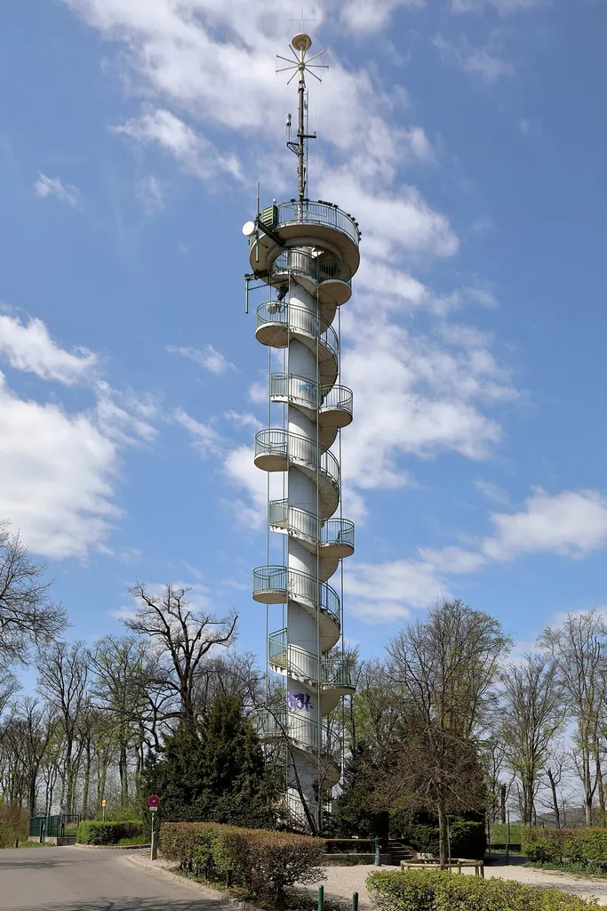 Ostansicht der Jubiläumswarte auf dem 449 Meter hohen Gallitzinberg im 16. Wiener Gemeindebezirk Ottakring.Die 31 m hohe Jubiläumswarte wurde anstelle einer baufälligen eisernen Warte (Abriss 1952) nach Pläne von Hermann Kutschera von der Gemeinde Wien errichtete und am 7. September 1956 eröffnet. Die Benennung wurde von der ursprünglichen Warte übernommen und diese bezog sich auf das 50-jährige Regierungsjubiläum von Kaiser Franz Joseph I.