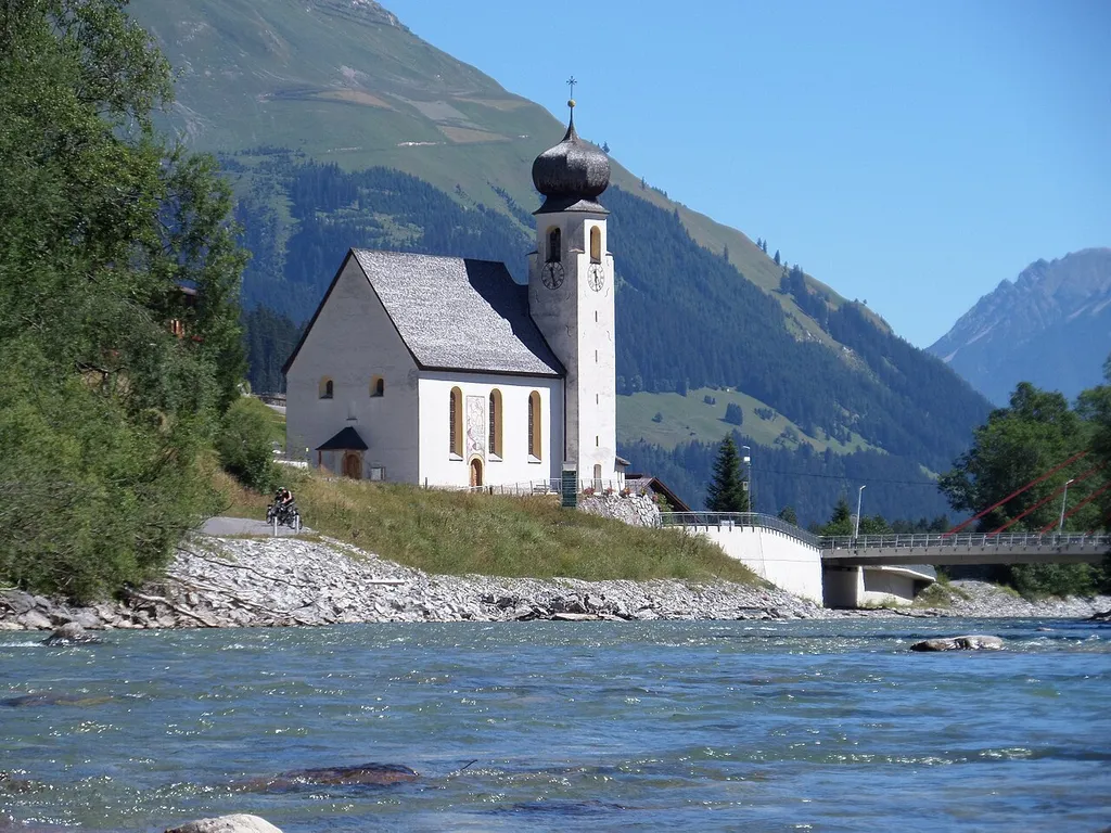 Ausblick auf die Pfarrkirche mit Lech