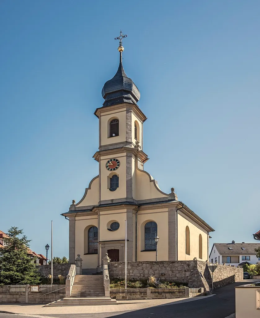 Katholische Pfarrkirche St. Michael und St. Georg, Saalbau mit dreiseitig geschlossenem Chor, von Balthasar Neumann, 1738–52