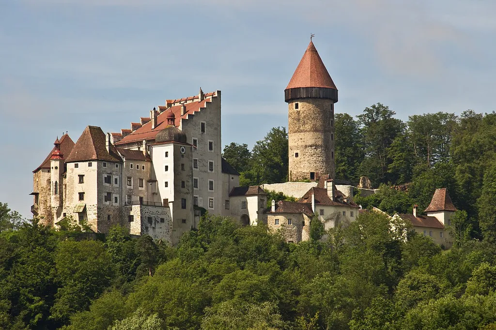 Die Burg Clam ist ein Wohnsitz der Familie Clam-Martinic und befindet sich auf dem Gemeindegebiet des Marktes Klam im Bezirk Perg im Unteren Mühlviertel in Oberösterreich. Die Burganlage steht auf einem bewaldeten Bergrücken oberhalb des Marktes Klam, der an einer Seite steil zur Klamschlucht abfällt.