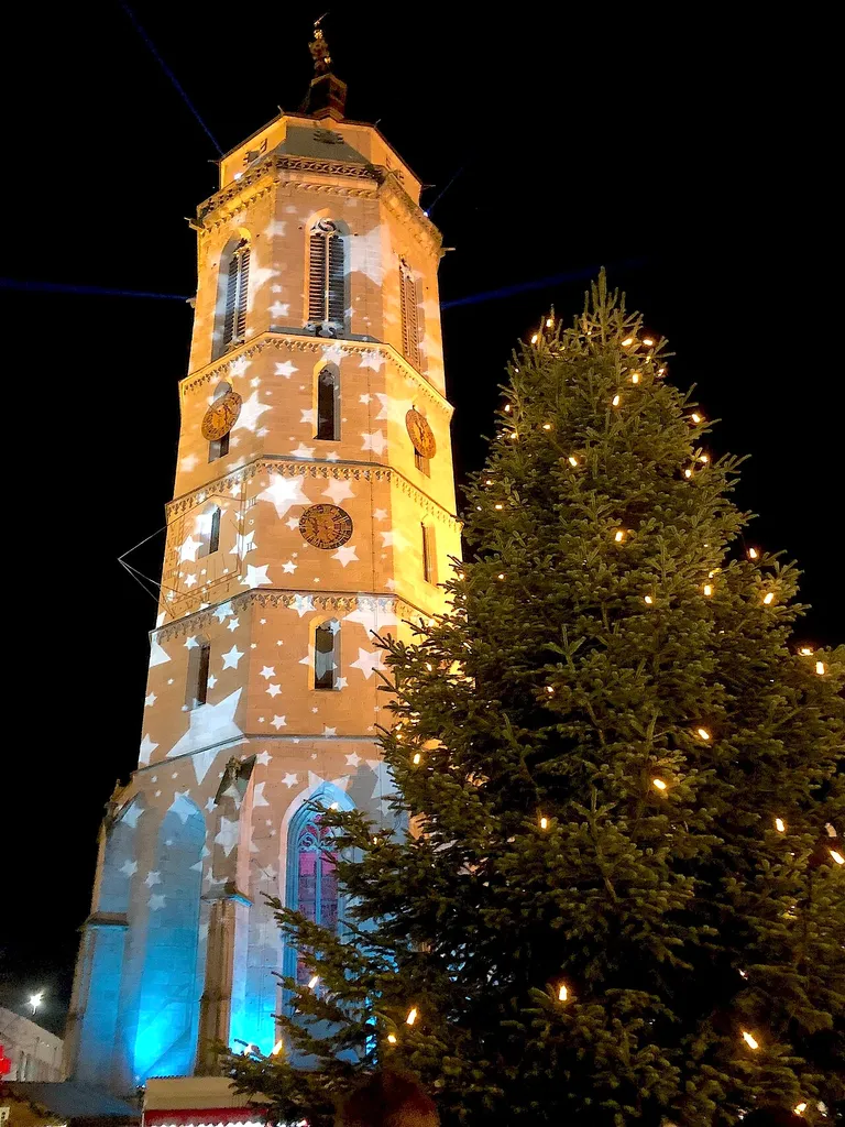 Stadtkirche Balingen mit weihnachtlicher Beleuchtung 2024