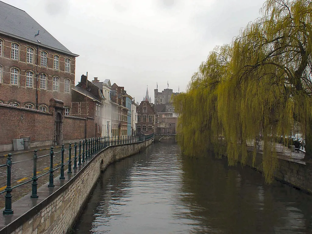 De Lieve met links het Augustijnenklooster en rechts de Lievekaai.