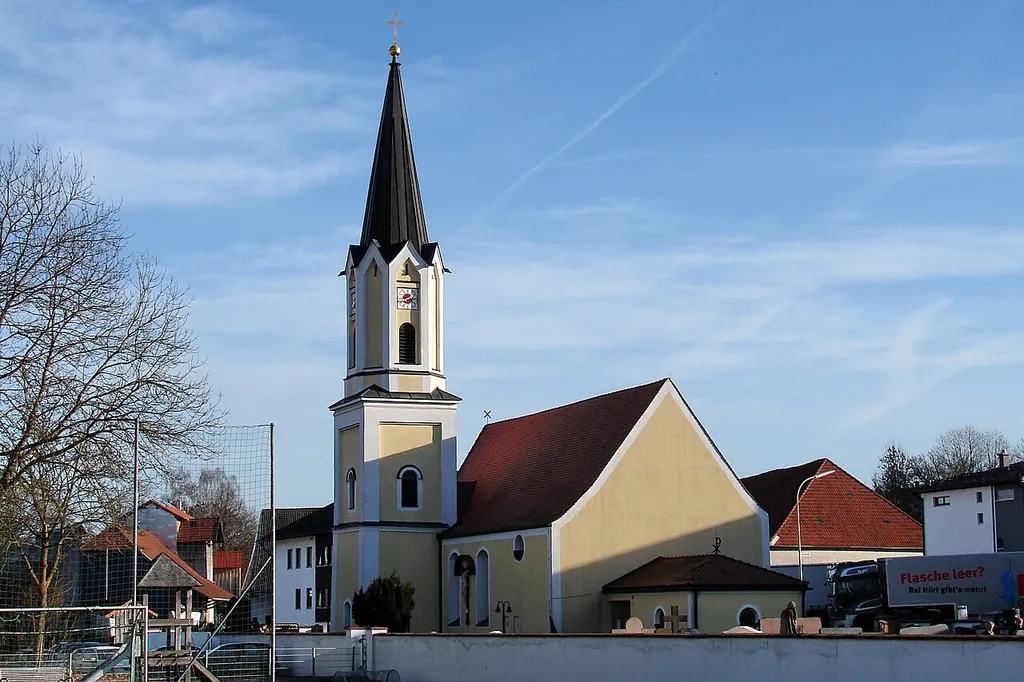 Pfarrkirche St. Andreas. Mittelalterlich, im 18. Jahrhundert barockisiert, Turmobergeschoß nach 1870; mit Ausstattung.