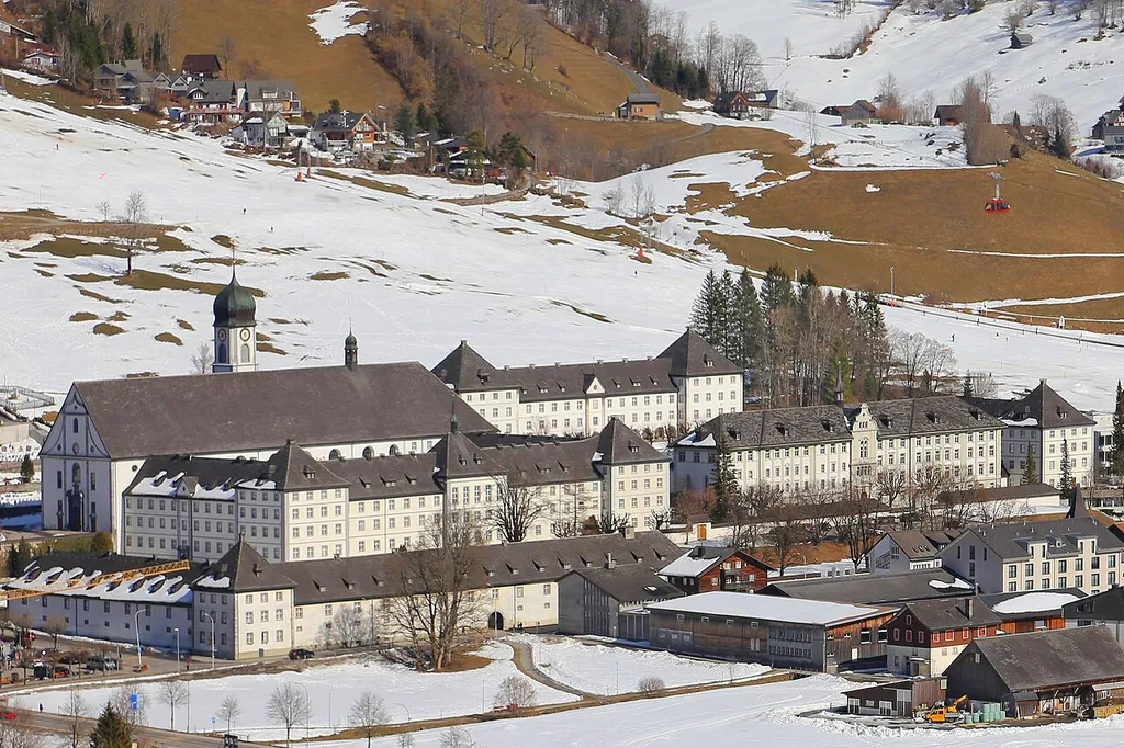 Blick auf den Gebäudekomplex des Klosters Engelberg – eine der größten Barockanlagen in der Schweiz (Kanton Obwalden).
