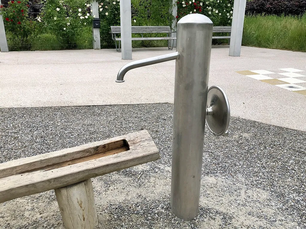 Brunnen Spielplatz Wohn- und Pflegeheim Blumenrain
