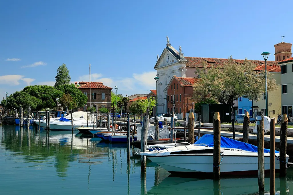 Ort und Kirche haben hier wie öfter in Italien denselben Namen; auf der Insel Pellestrina.