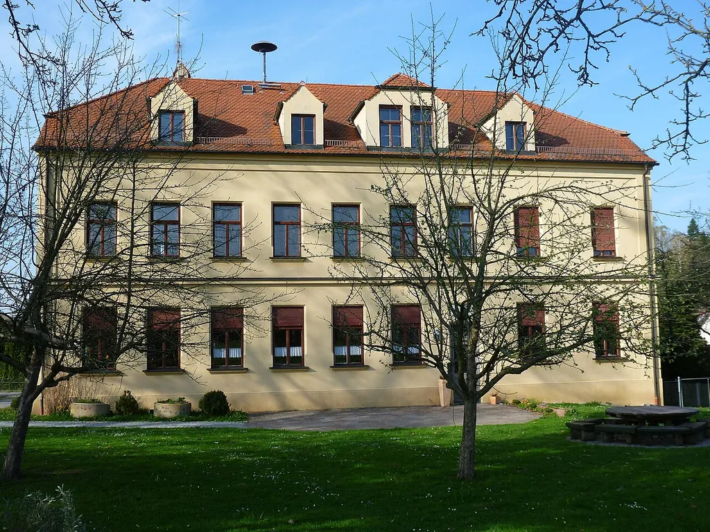 ehem. Mädchenschule, großer Bau mit Schopfwalmdach und Ecklisenen, bez. 1903; im Obergeschoss Hauskapelle mit Ausstattung in neuromanischem Stil.