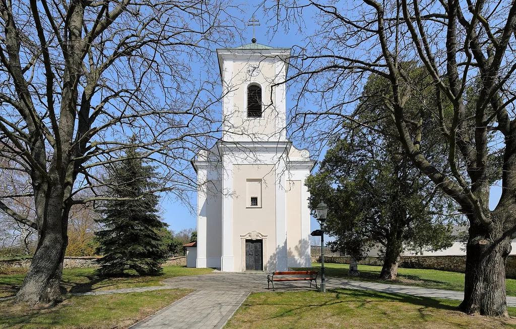 Südansicht der röm.-kath. Pfarrkirche hl. Jakobus der Ältere in Merkersdorf, ein Ortsteil der niederösterreichischen Marktgemeinde Ernstbrunn. Die spätbarocke Saalkirche mit vorgestelltem Fassadenturm wurde 1764 vom Baumeister Ignaz Gunold errichtet.