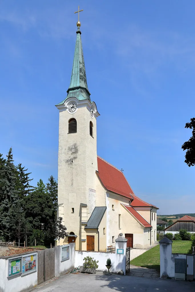 Westansicht der röm.-kath. Pfarrkirche hll. Peter und Paul in Sonnberg, ein Ortsteil der niederösterreichischen Stadtgemeinde Hollabrunn.