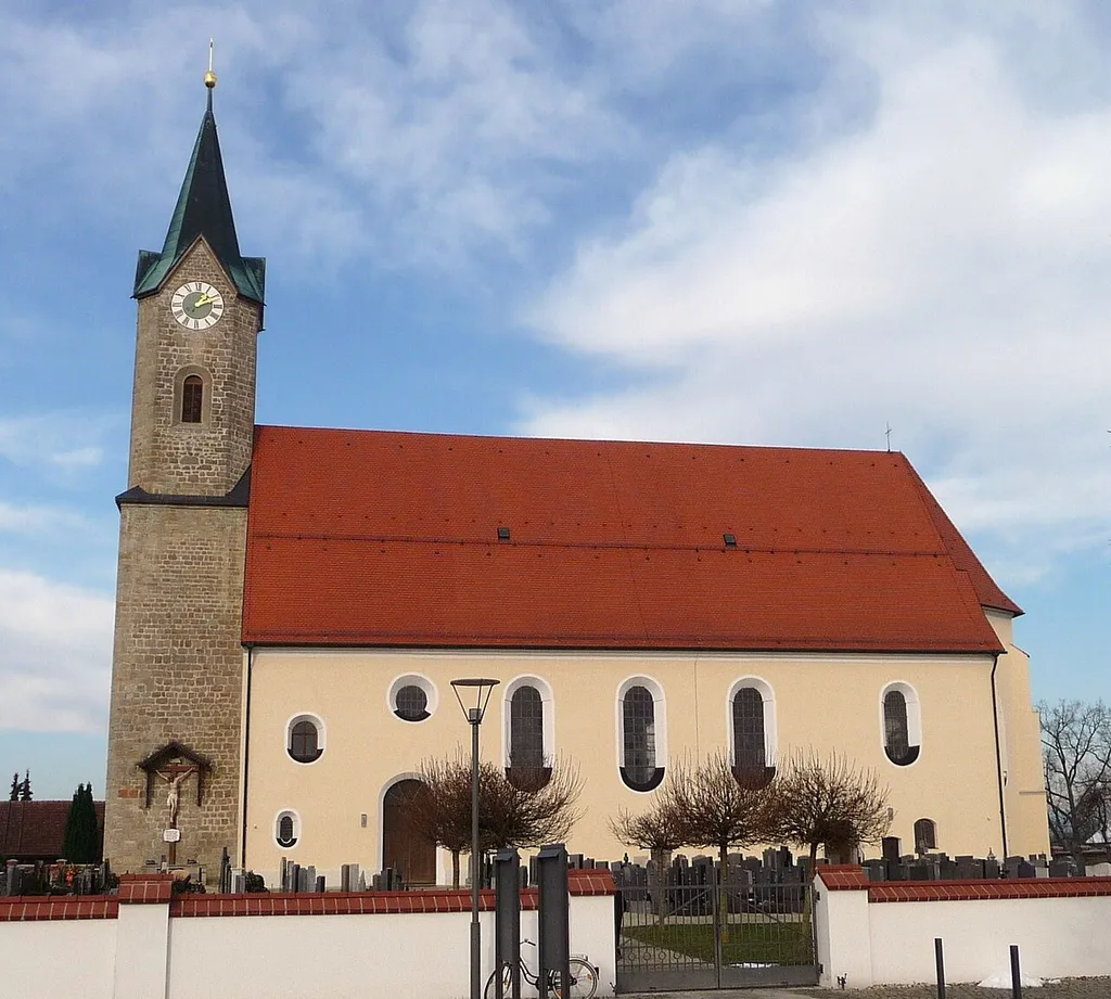 Die katholische Pfarrkirche St. Simon und Judas Thaddäus in Kurzenisarhofen, Gemeinde Moos (Niederbayern)