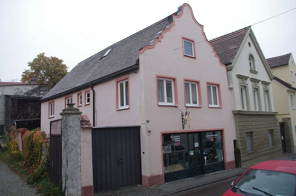 Ehemaliges Waschhaus des Franziskanerklosters, jetzt Wohn- und Geschäftshaus. Zweigeschossiges Eckhaus mit Schweifgiebel, erbaut nach 1657, im 19. Jahrhundert verändert.Franziskanerstraße B 205, Neuburg an der Donau, Bayern, Deutschland