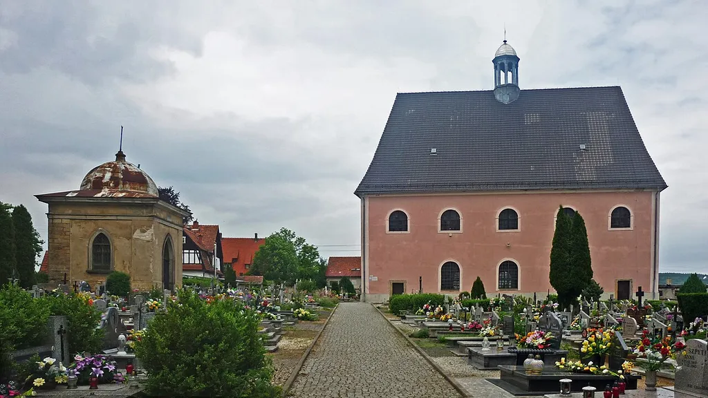 Die Friedhofskirche in Liebenthal (Lubomierz) in Niederschlesien