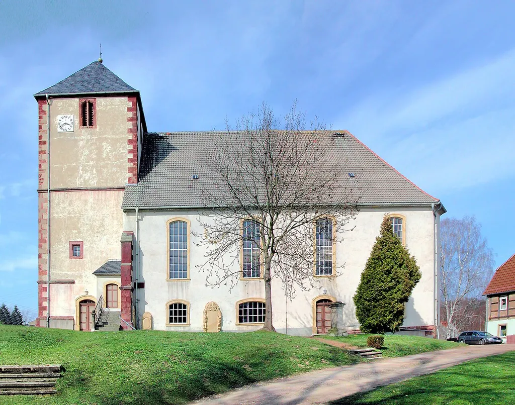 30.03.2010 04720 Zschaitz (Zschaitz-Ottewig): Kirche, Am Kirchberg 5 (GMP: 51.166731,13.161355). Wie in Mochau und Schrebitz geht das Gotteshaus auf eine Burg zurück, die im 10./11. Jahrhundert nach der deutschen Eroberung des Gaues Daleminze angelegt wurde. Der älteste Teil der Kirche ist der wuchtige Westturm. Er wurde zu Beginn des 16. Jahrhunderts in Verbindung mit einem spätgotischen Kirchenschiff erbaut. Eine Inschrift am Strebepfeiler nennt die Jahreszahl 1515. 1749/52 wurde das damals errichtete Langhaus aufgrund von Bauschäden abgetragen und durch einen geräumigen Neubau ersetzt, den Mauermeister Johann Hoffmann aus Nossen und Zimmermeister Michael Kühne aus Zunschwitz erstellten. Sicht von Süden. [DSCN40671-40672.TIF]20103003315MDR.JPG(c)Blobelt