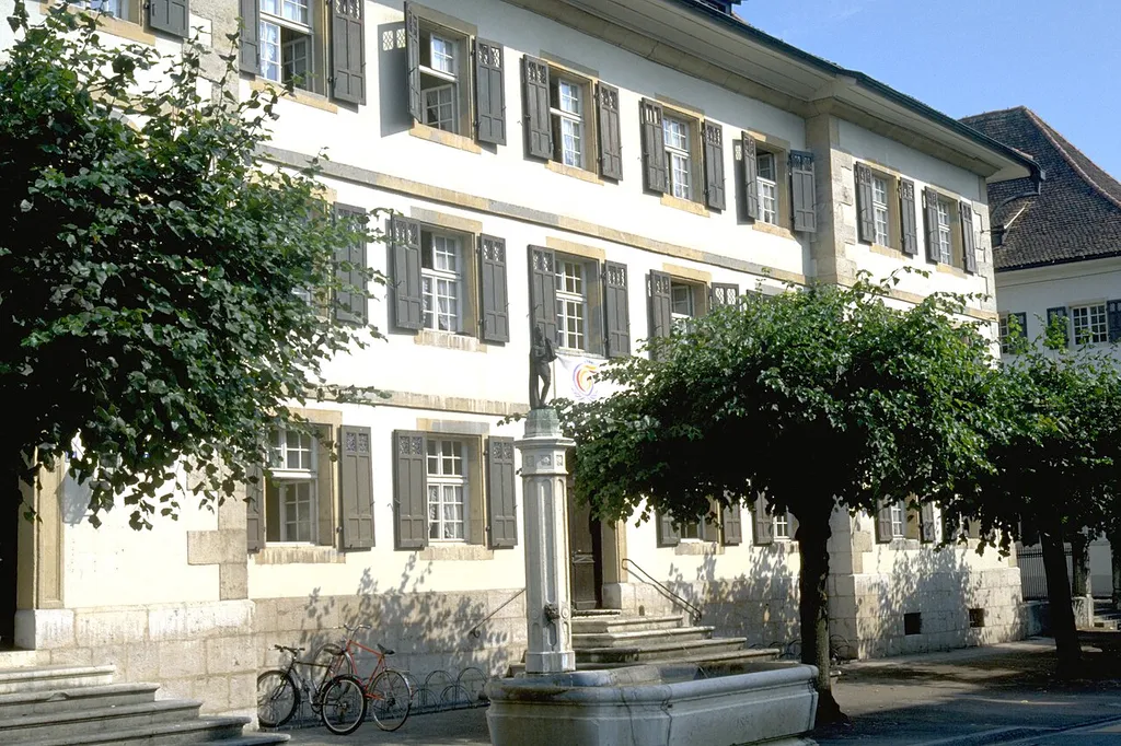 Ancien Couvent des Ursulines à Delémont. Actuellement le bâtiment abrite une partie du Home La Promenade. A l'avant-plan, la Fontaine St-Henri.