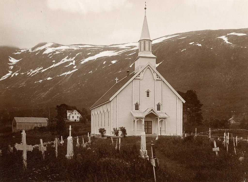 Davik kirke fotografert av Christian Christensen Thomhav (1857–1937). Fra Kulturminnebilder.no.
