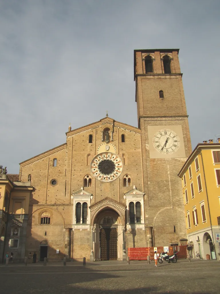 La facciata del Duomo di Lodi