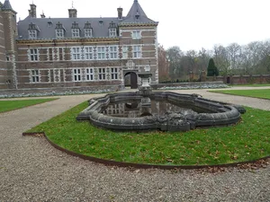 Eijsden Castle: pond and fountain