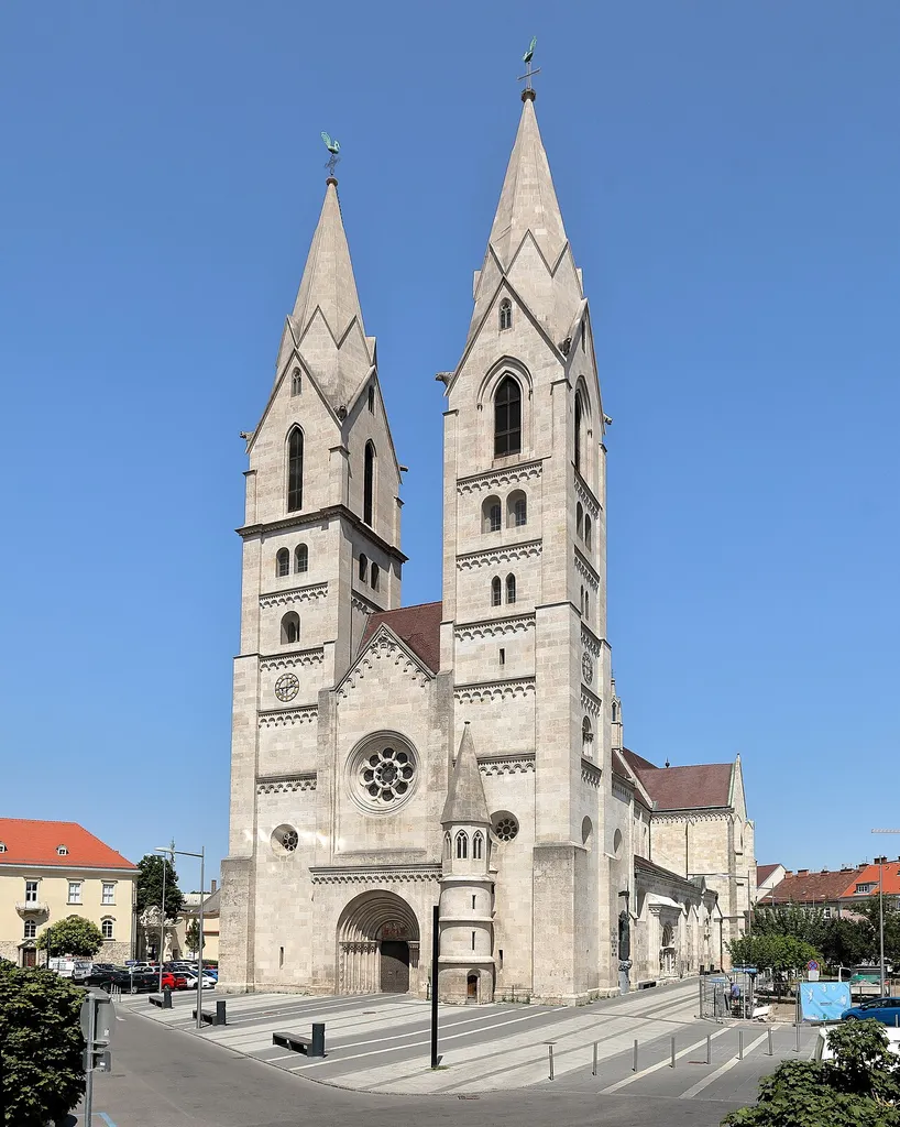 Südwestansicht des Domes Mariä Himmelfahrt in der niederösterreichischen Bezirkshauptstadt Wiener Neustadt.Das Langhaus mit dem Westturmpaar wurde von 1193 bis 1279 im spätromanischen-frühgotischen Stil errichtet. Im ersten Viertel des 14. Jahrhunderts wurde das Querschiff und der polygonale Chor mit den Seitenchören sowie eine zweigeschossige Sakristei im Norden errichtet. Unter Kaiser Friedrich III. erfolgten im 15. Jahrhundert Umbauten und eine Neuausstattung. Unter Bischof Ferdinand Graf von Hallweil wurde 1755 der Dom barockisiert. Nach einem Brand 1834 in der Glockenstube wurden die baufälligen Türme 1886 abgetragen und nach den alten Plänen unter der Leitung des Wiener Architekten Richard Jordan von 1892 bis 1899 wieder aufgebaut.